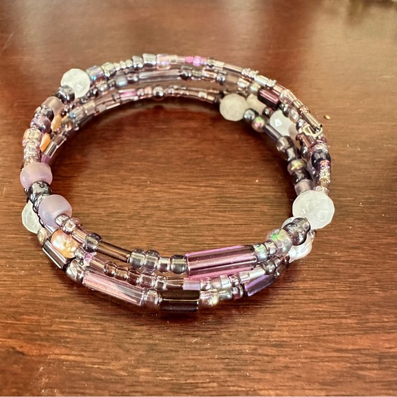Handmade beaded memory bracelet. Cuff style in shades of purple and mauve - Picture 4 of 4